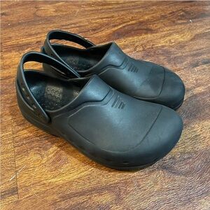 Black Crocs clogs nonslip